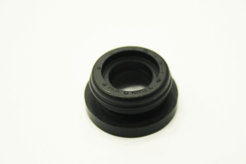 FLUID RESERVOIR SEAL